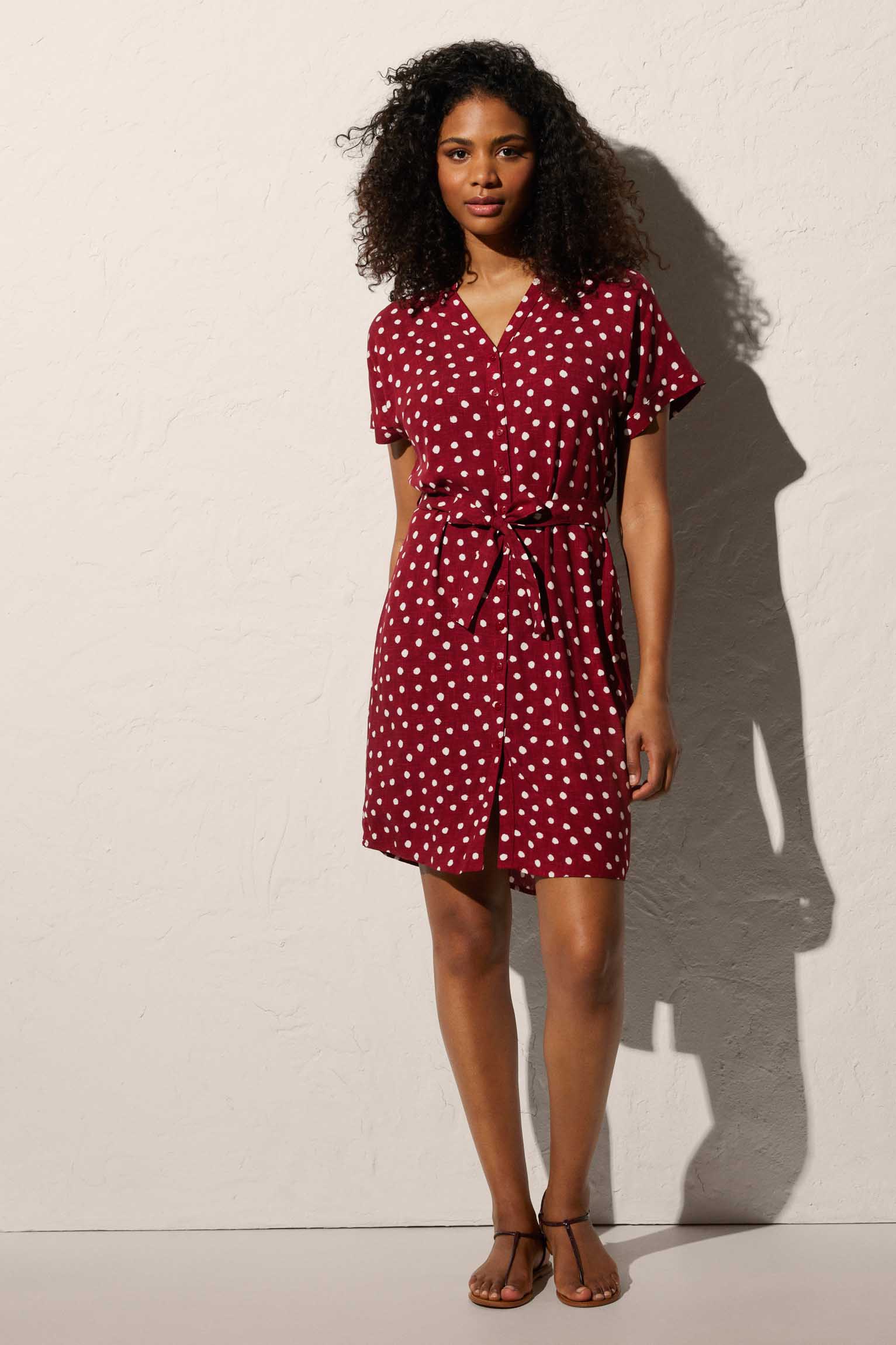 Short plumeti print beach dress with maroon bow detail