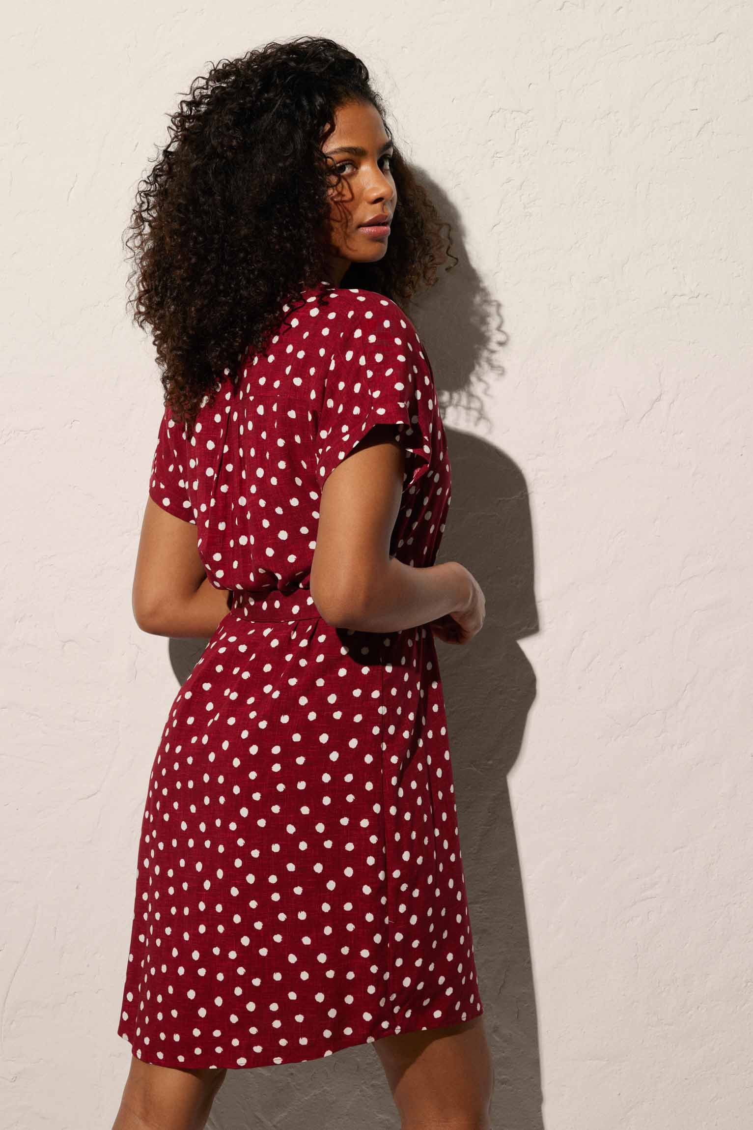 Short plumeti print beach dress with maroon bow detail