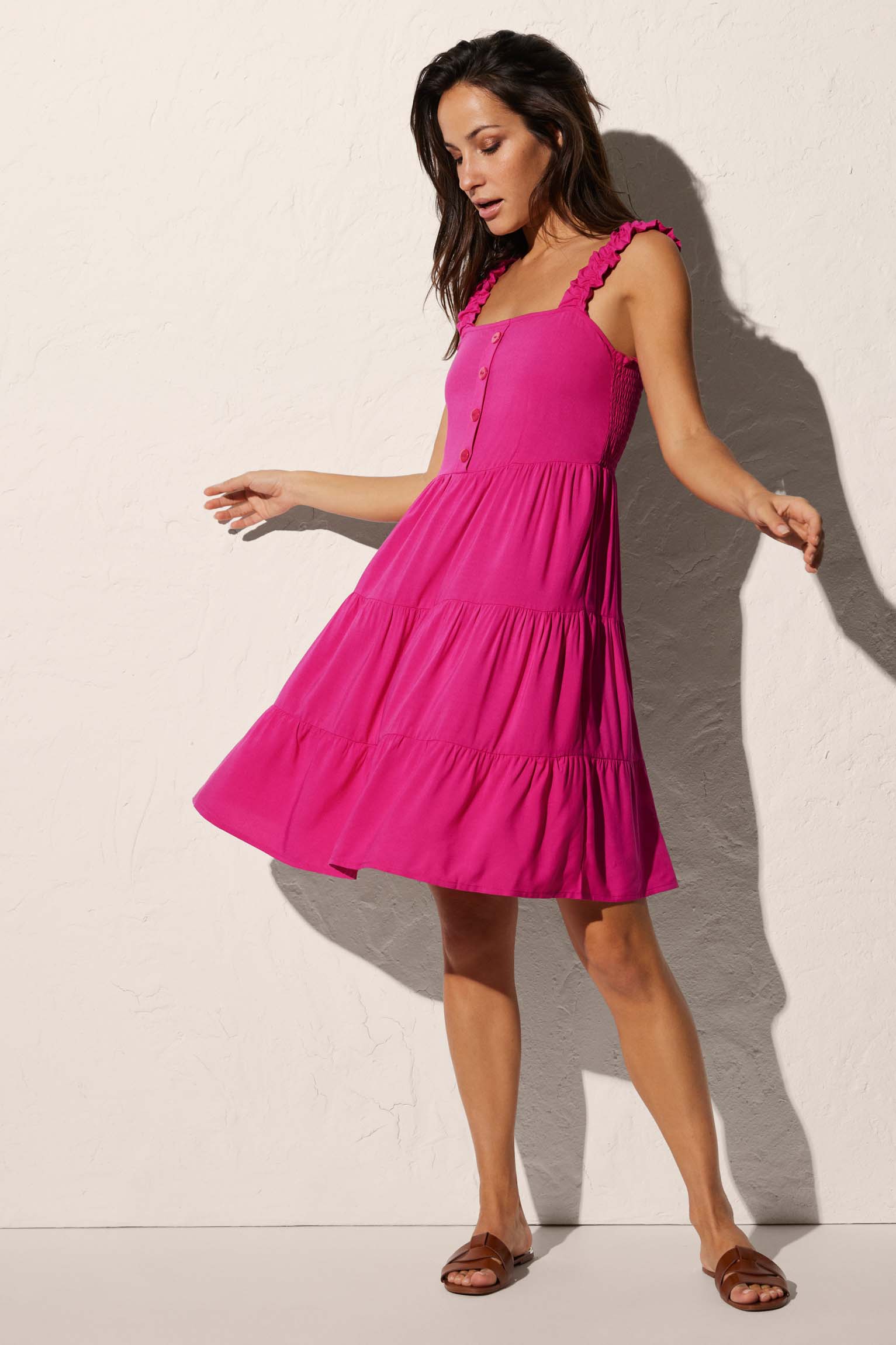 Short beach dress with gathered straps and fuchsia buttons