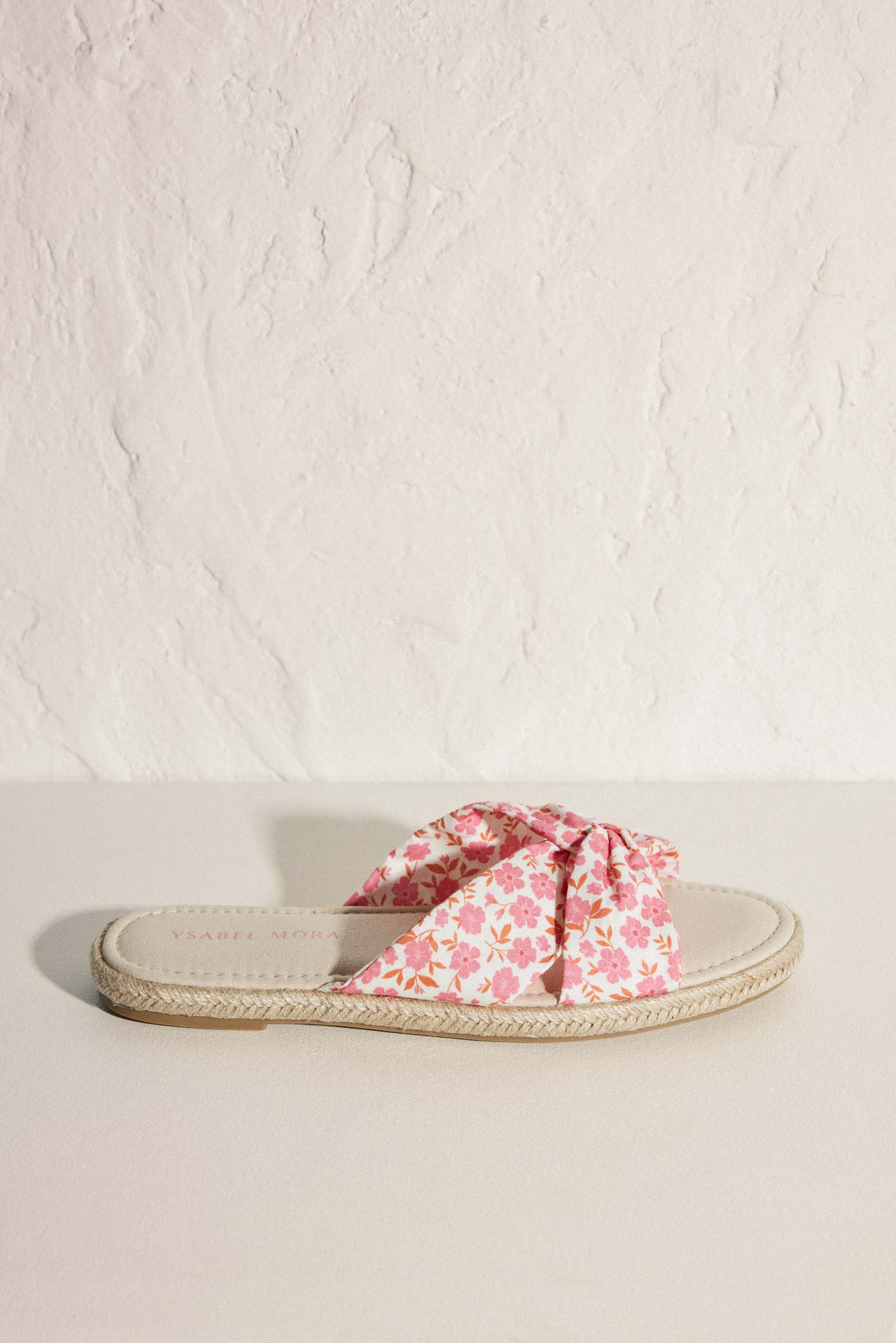 Flat sandals with floral print and pink comfort insole