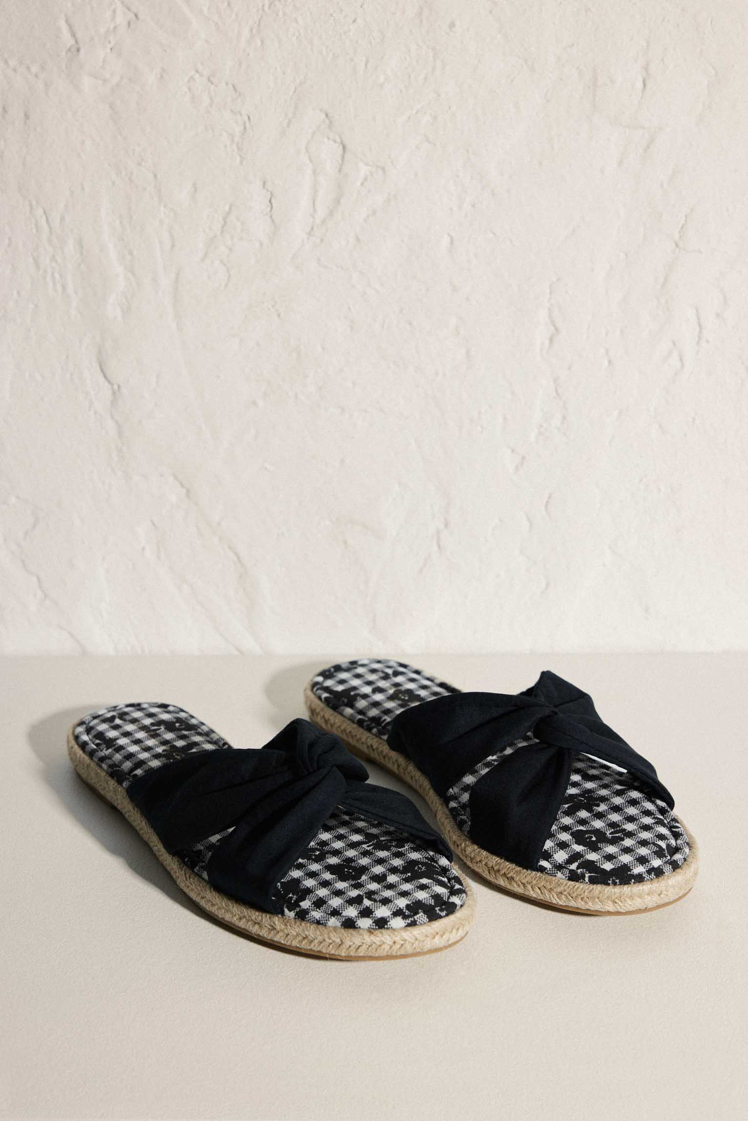 Flat sandals with gingham checkered and floral print