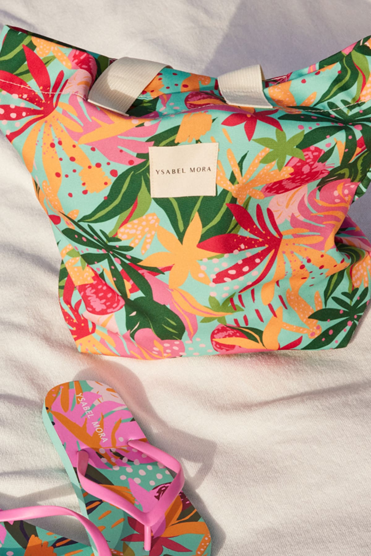 Beach bag with tropical print and interior pocket