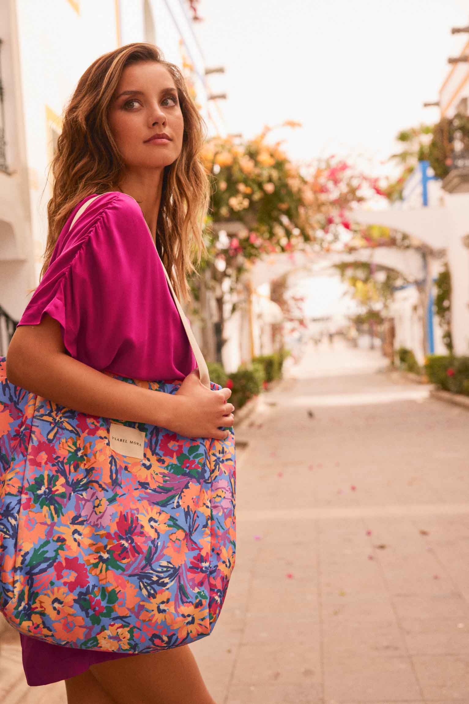 Beach bag with floral print and magnetic closure