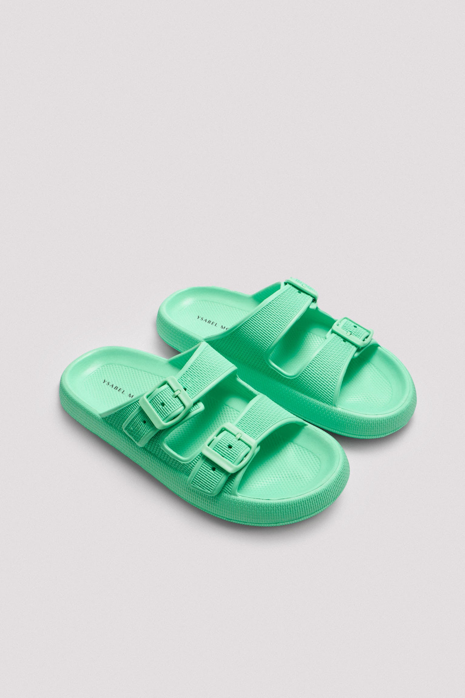 86196-2-chanclas-hebillas-mujer-ysabel-mora-verde