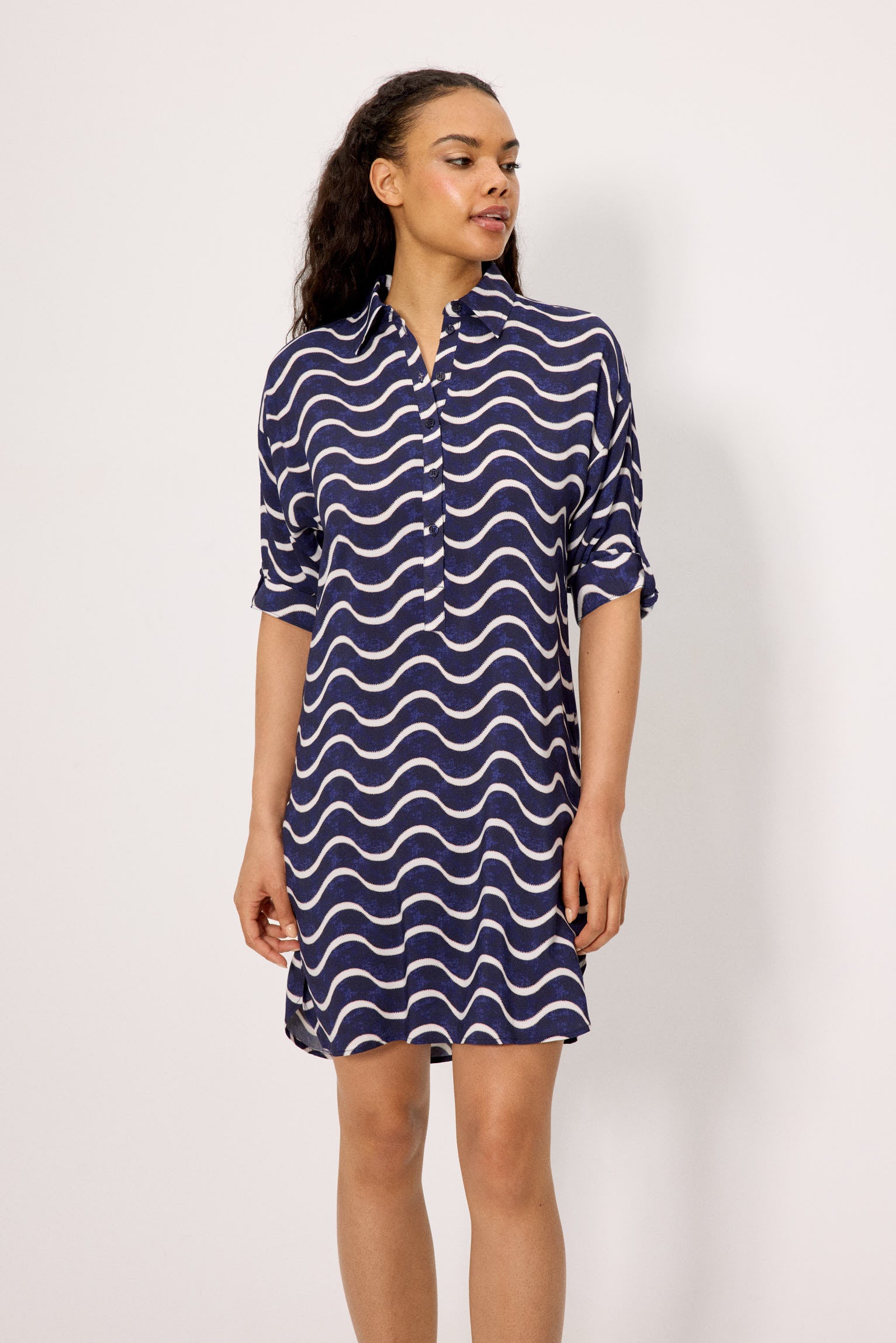 Long shirt with a wavy print