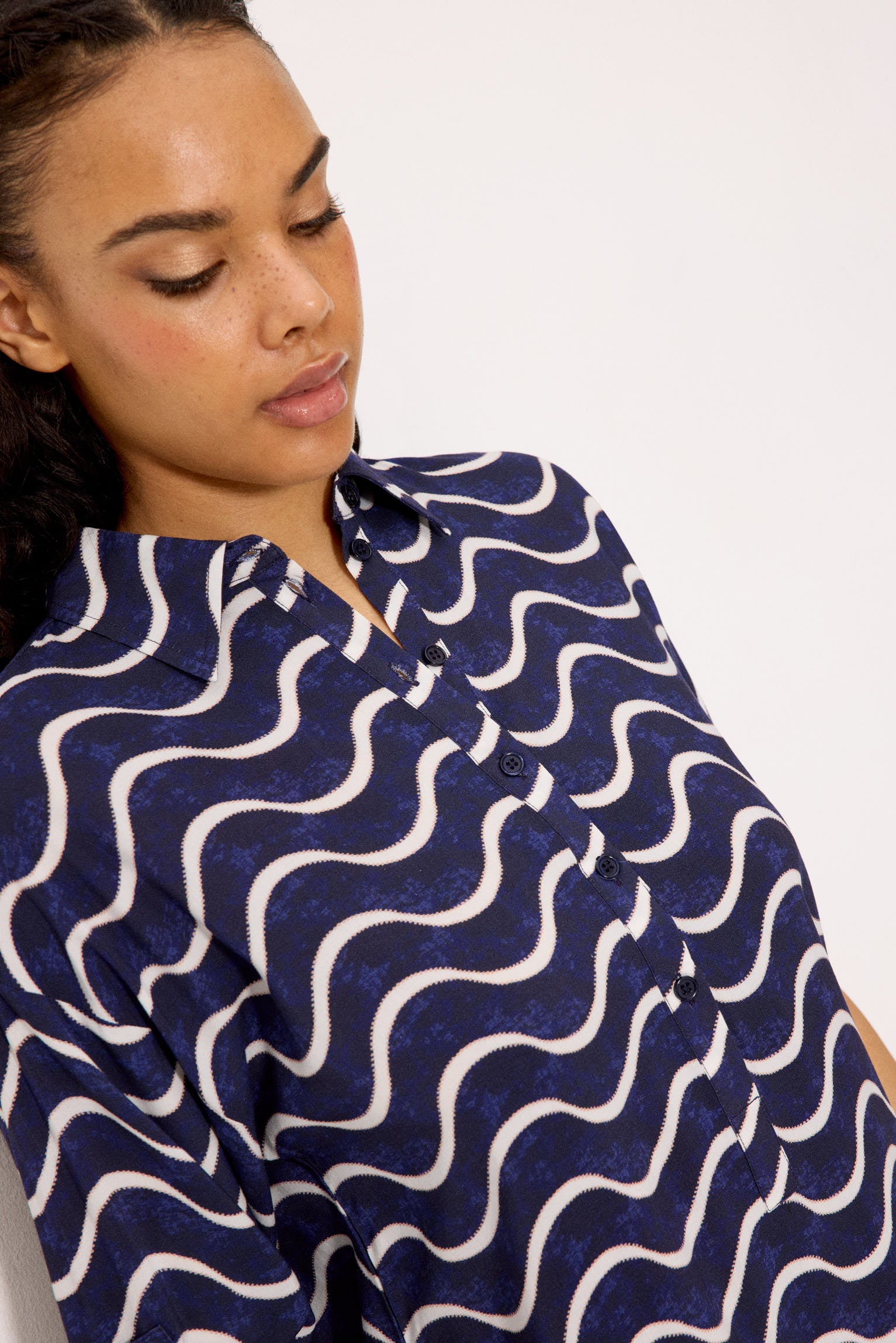 Long shirt with a wavy print