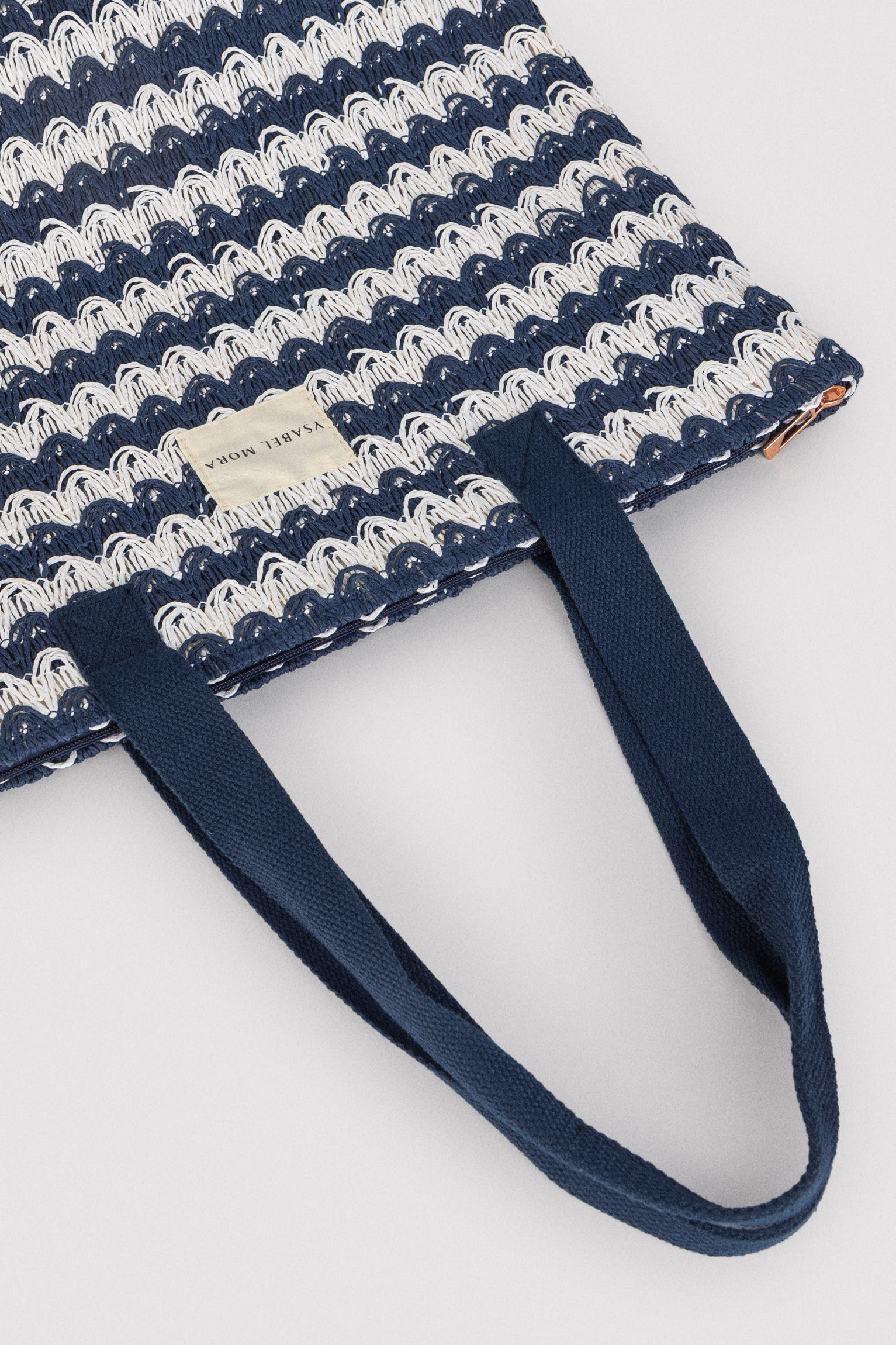 86294-bolso-de-playa-con-textura-blanco-y-marino-ysabel-mora