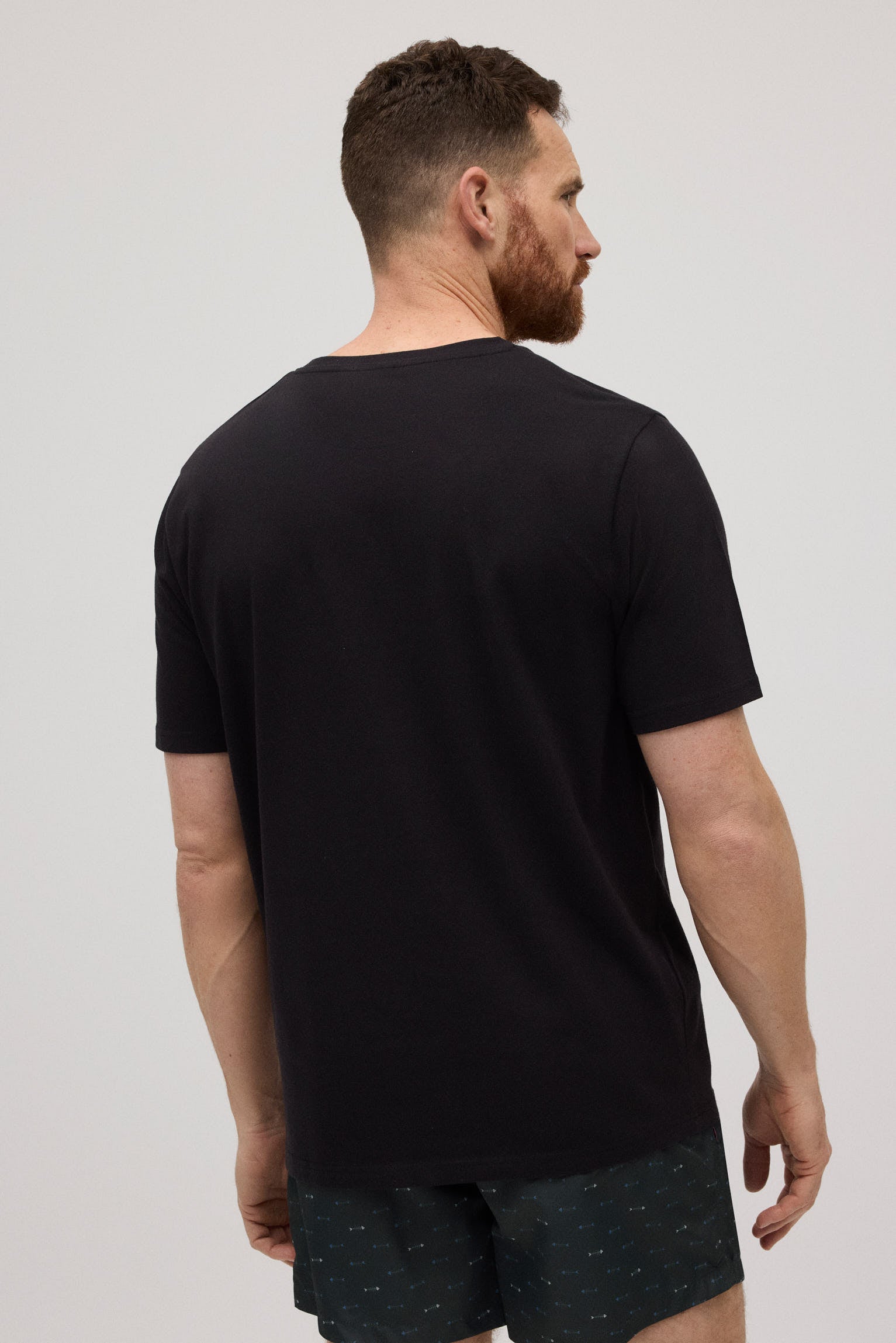 90508-camiseta-manga-corta-estampada-raspas-negro-009