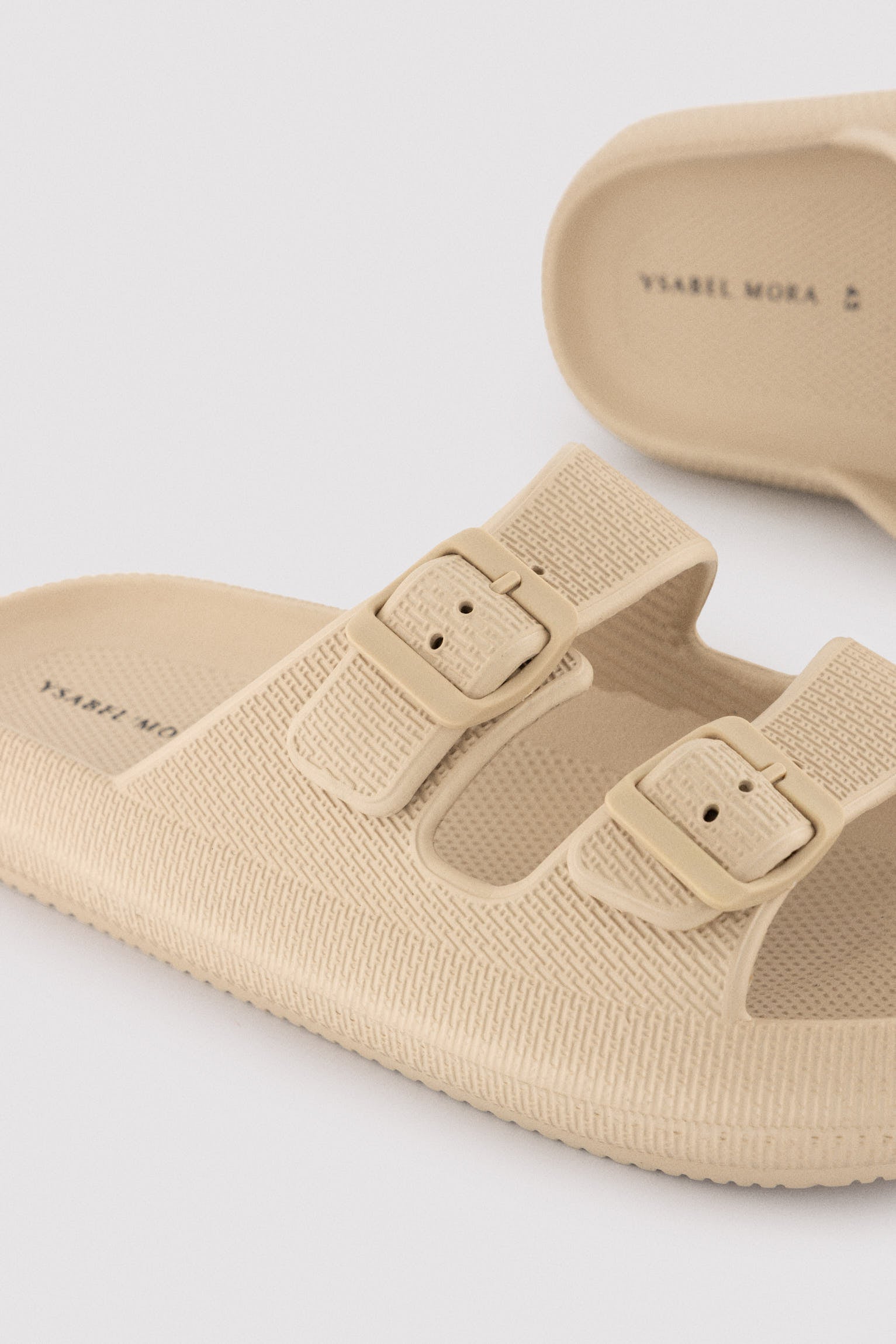 Chanclas hombre hebillas beige