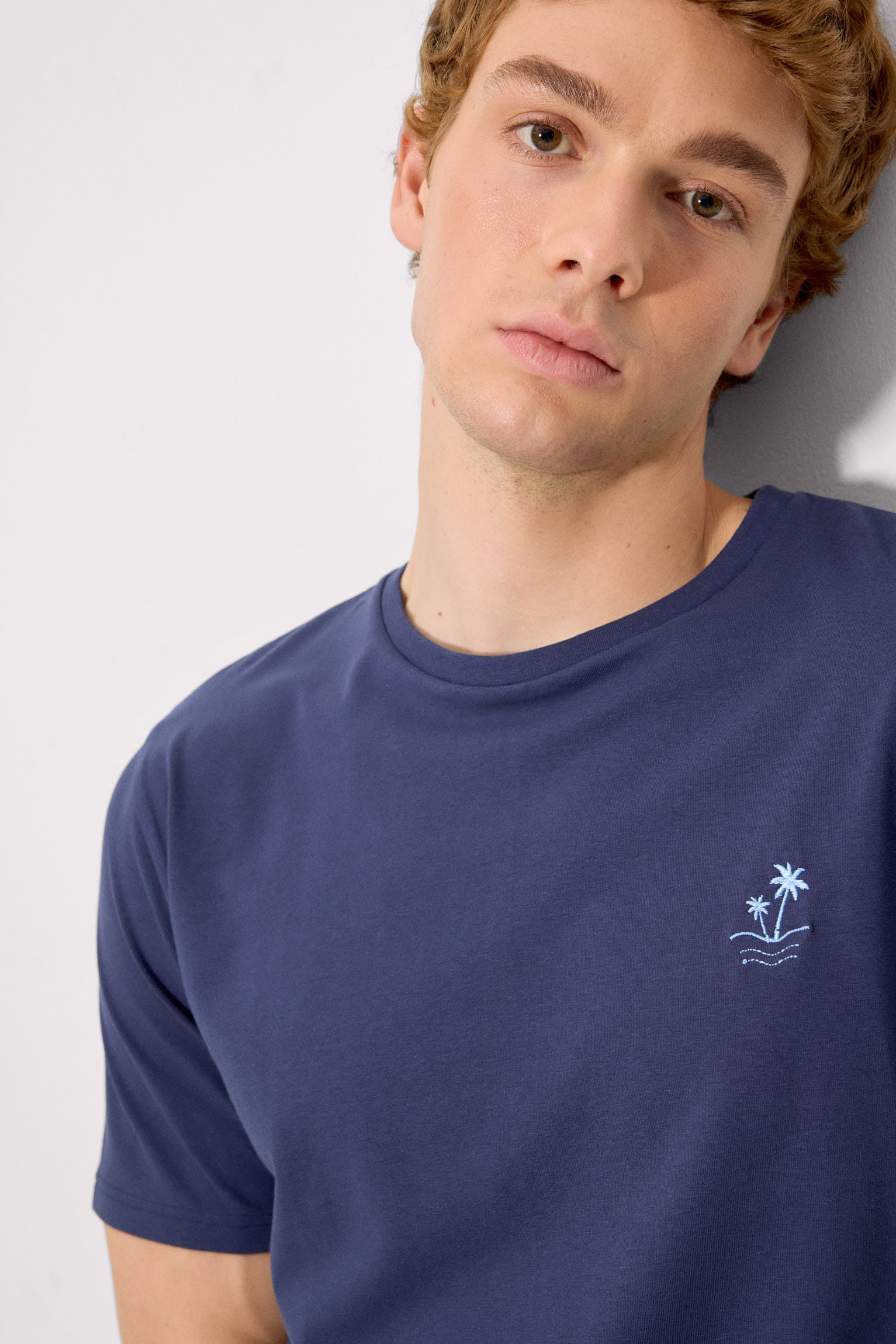 Camiseta manga corta detalle bordado palmeras marino - Ysabel Mora