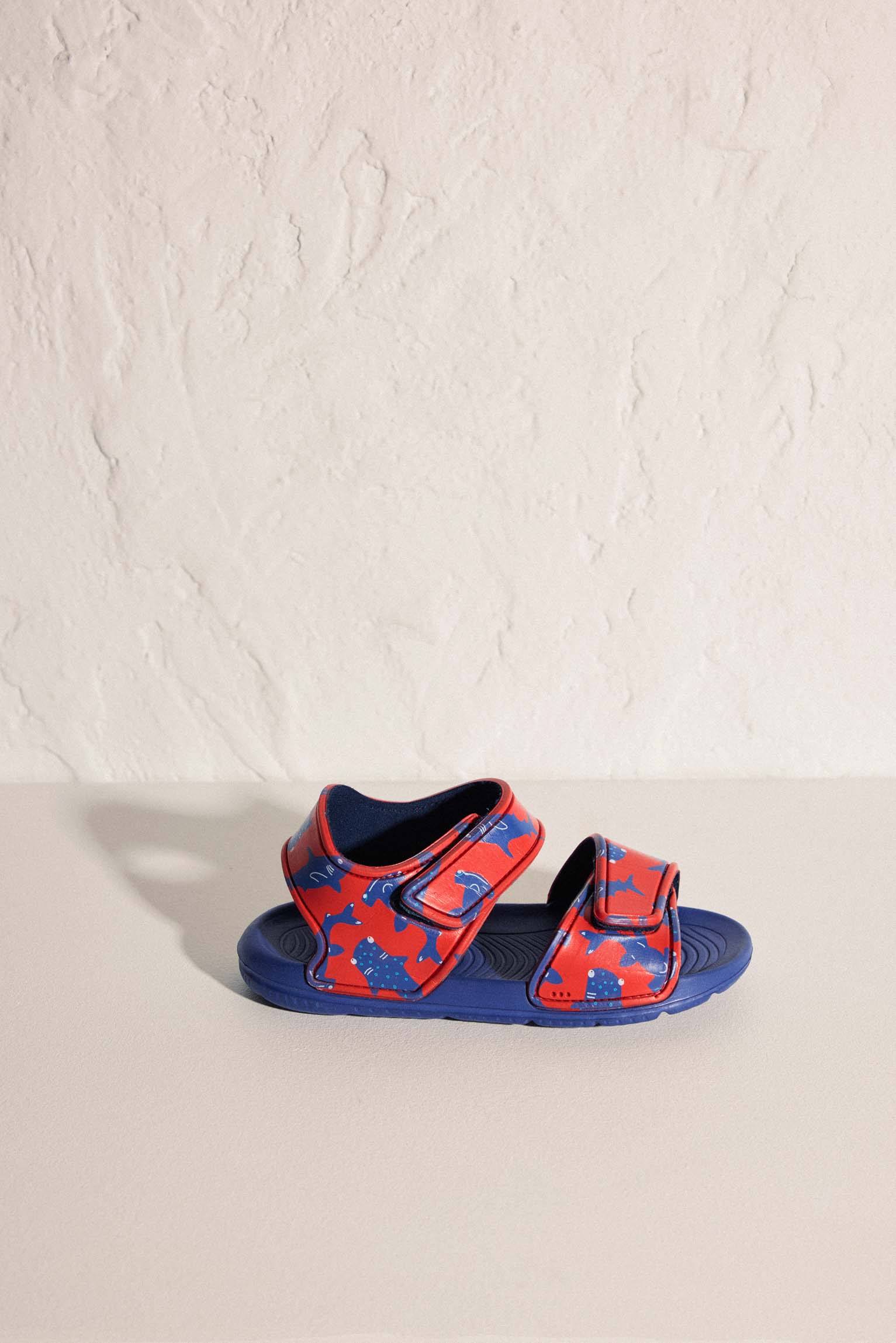 Boys' beach sandals with shark print and velcro closure