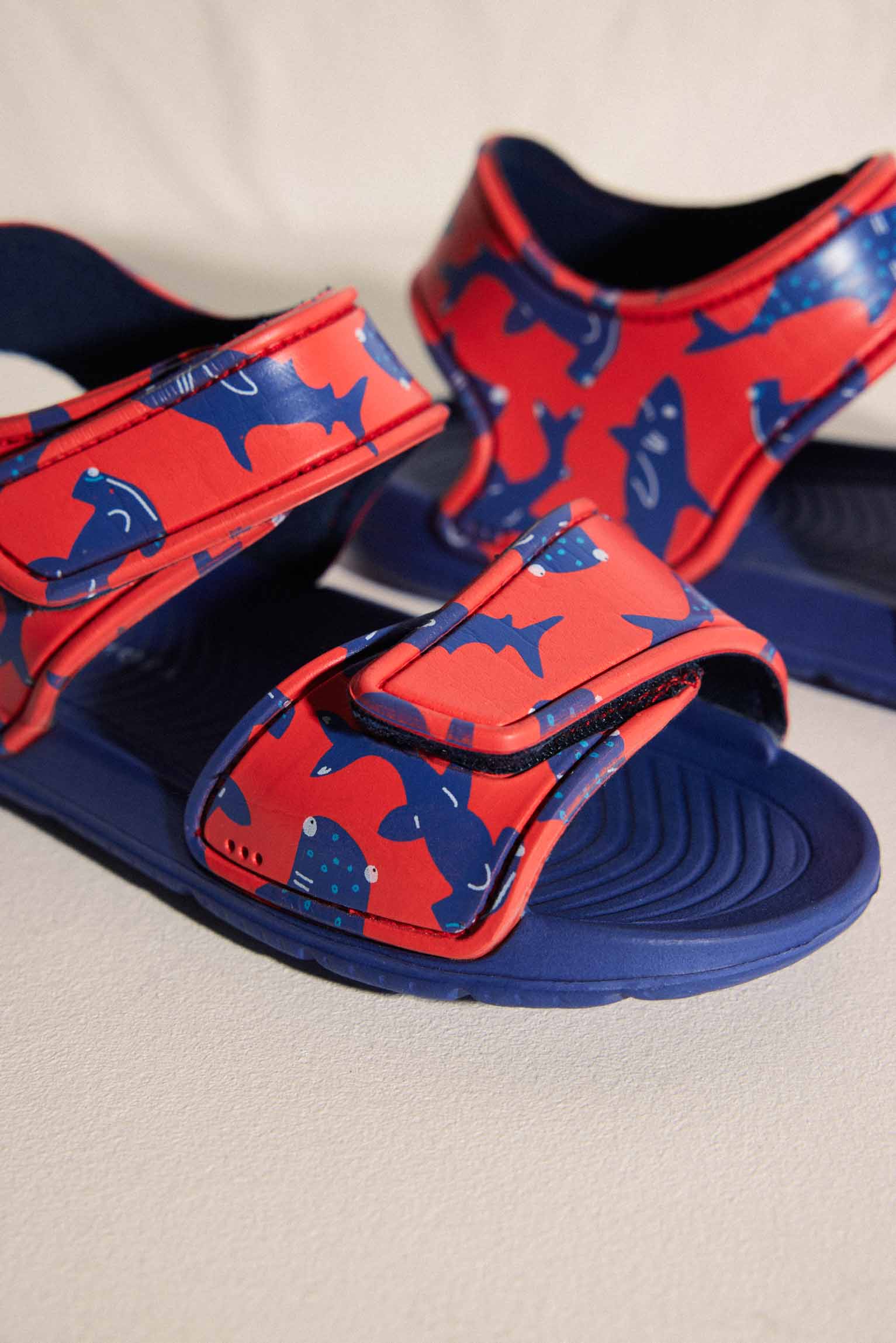 Boys' beach sandals with shark print and velcro closure