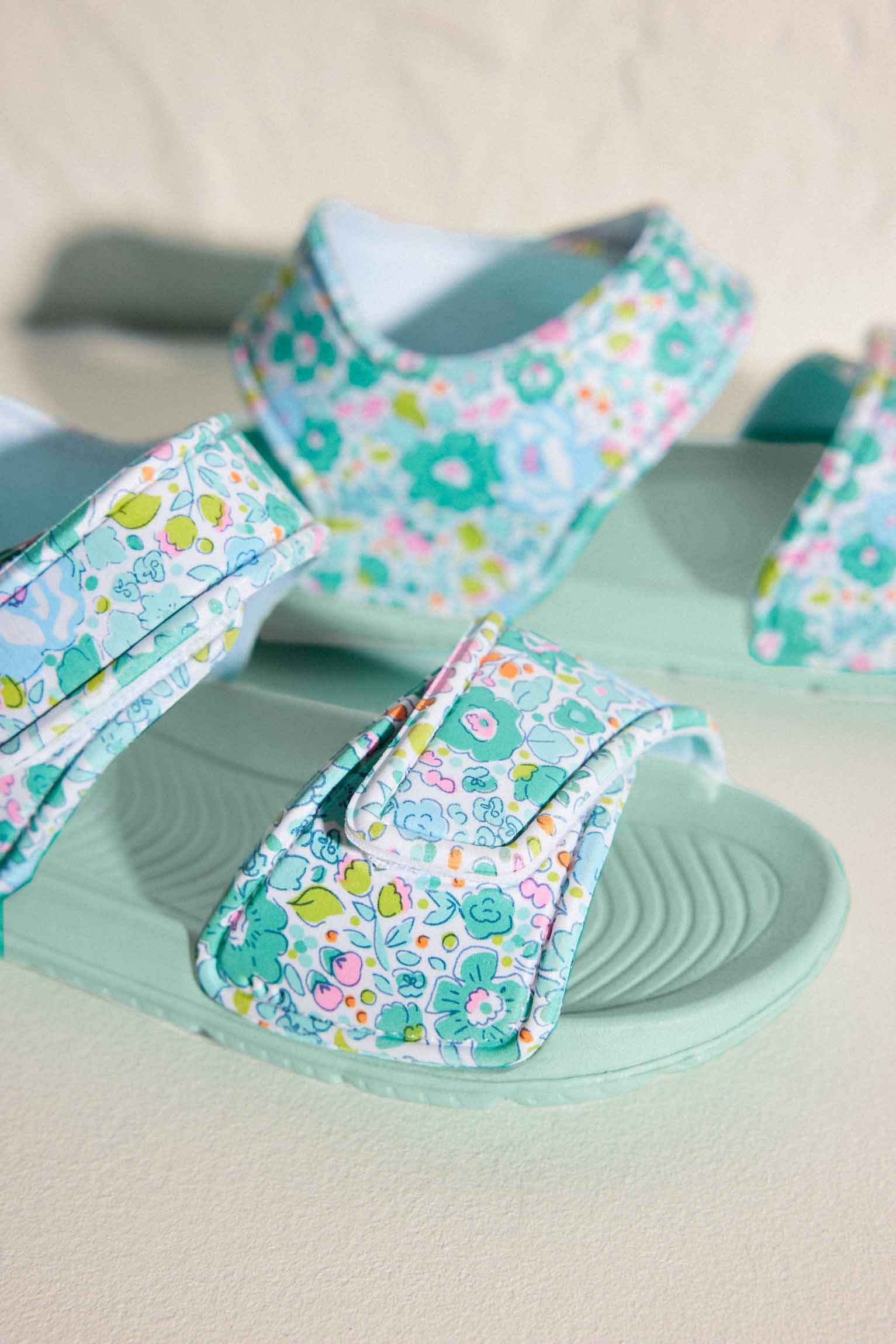 Girl's floral print beach sandals with velcro closure