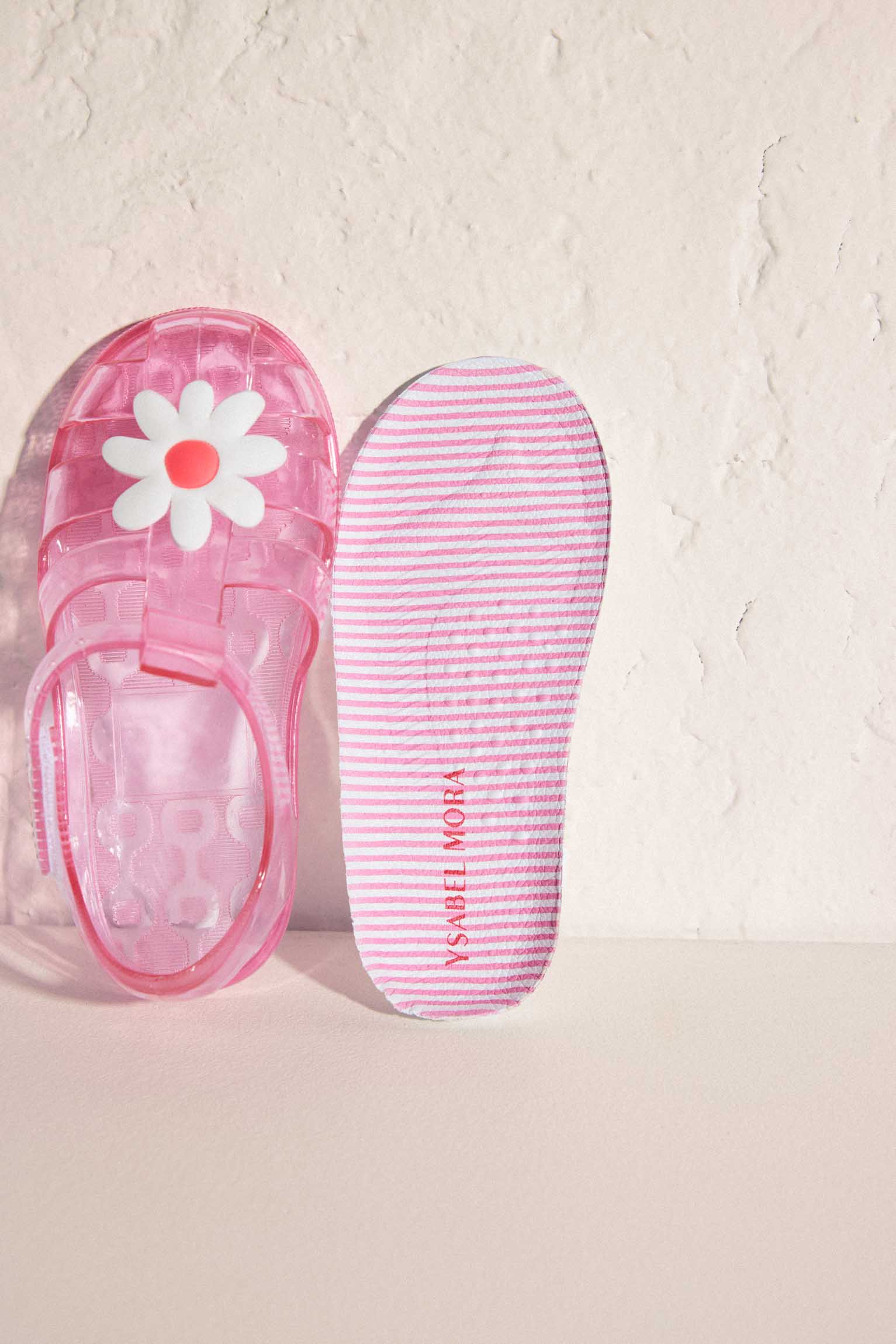 Girl's beach sandals with striped print and flower detail