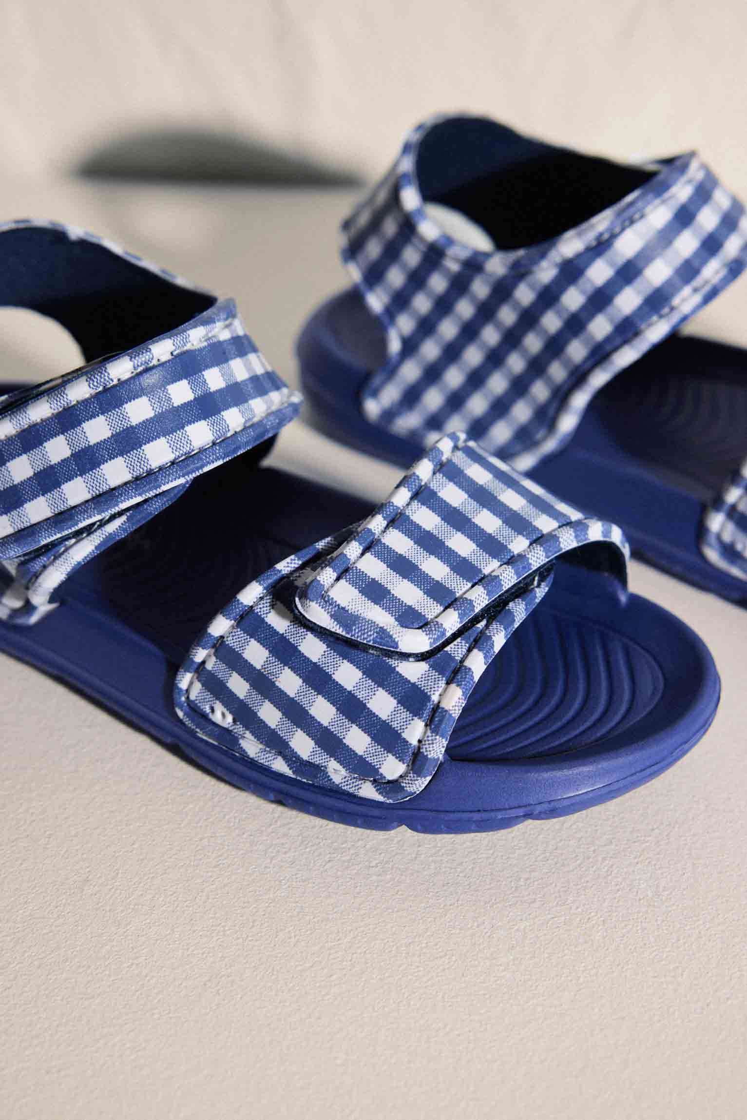 Boy's beach sandals with striped print and velcro closure