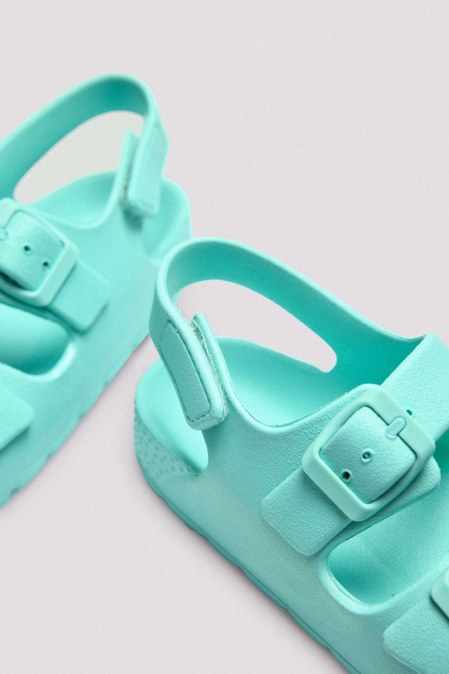 Green children's sandals with adjustable buckles