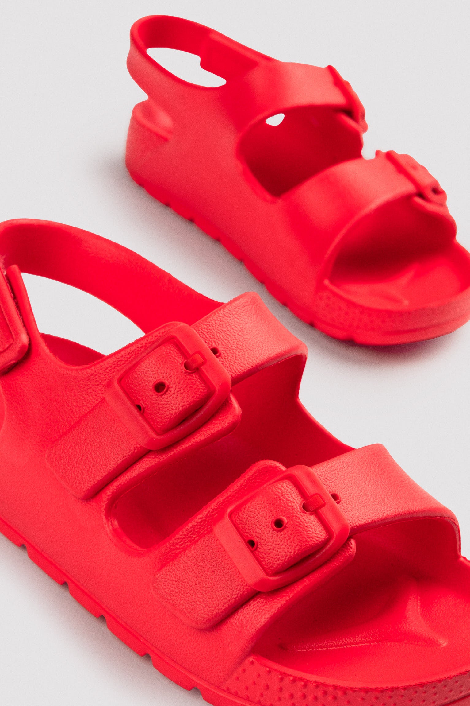 Chaclas infantiles de hebillas ajustables y velcro rojo - Ysabel Mora
