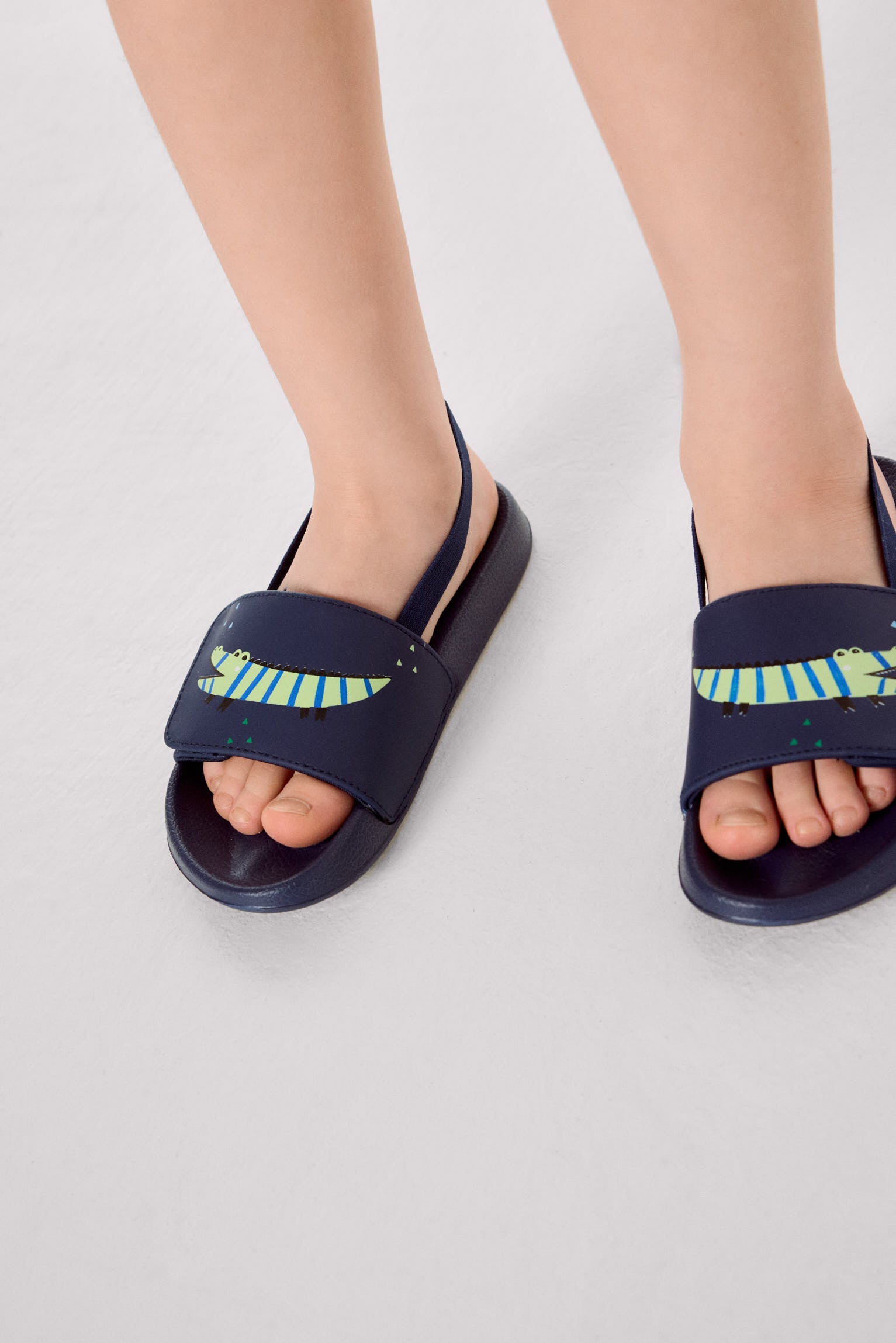 Children's flip-flops with Velcro closure and crocodile print