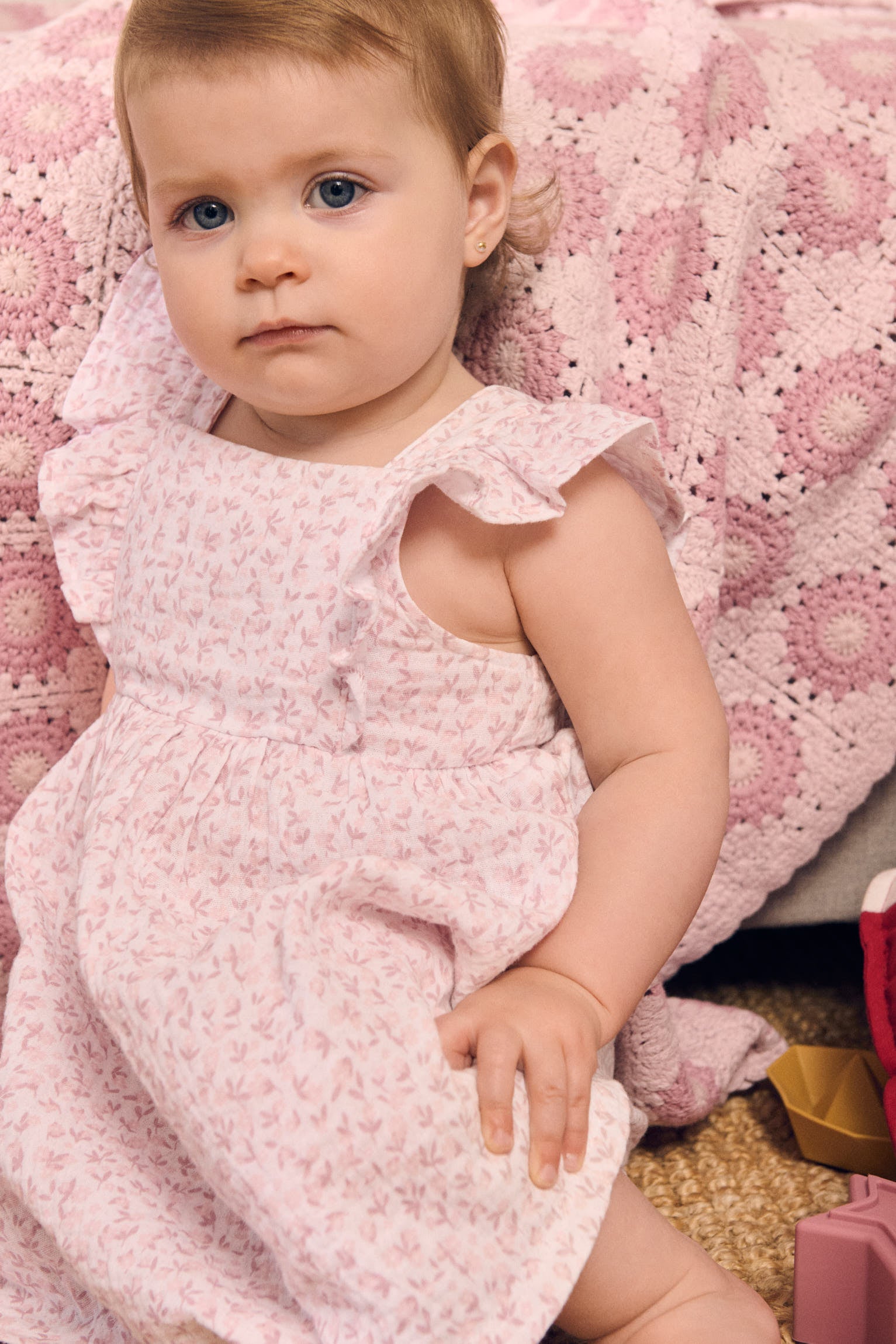 Sleeveless baby dress with floral print