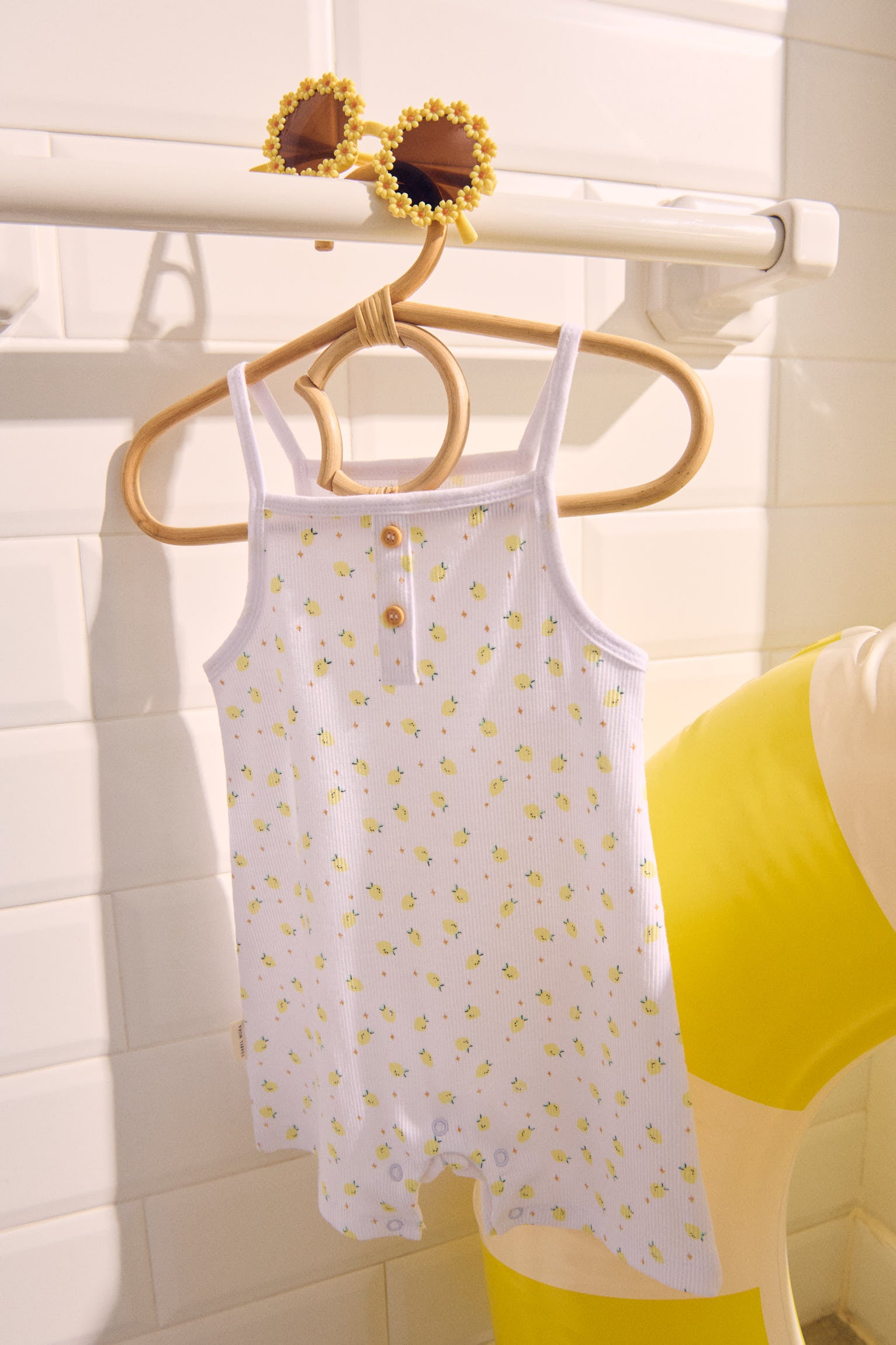 Baby sleeveless dungarees with lemon print
