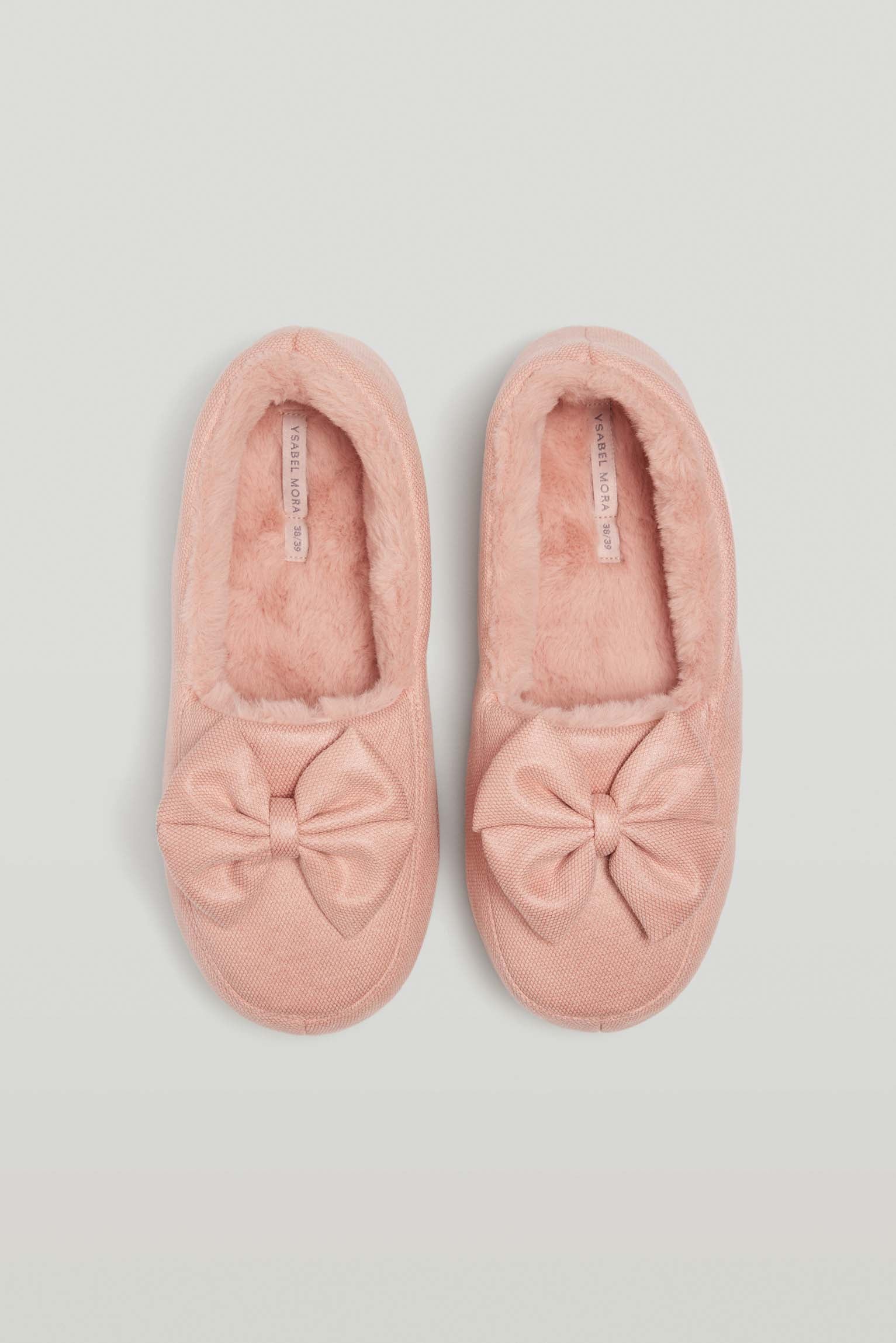 Closed bow slippers