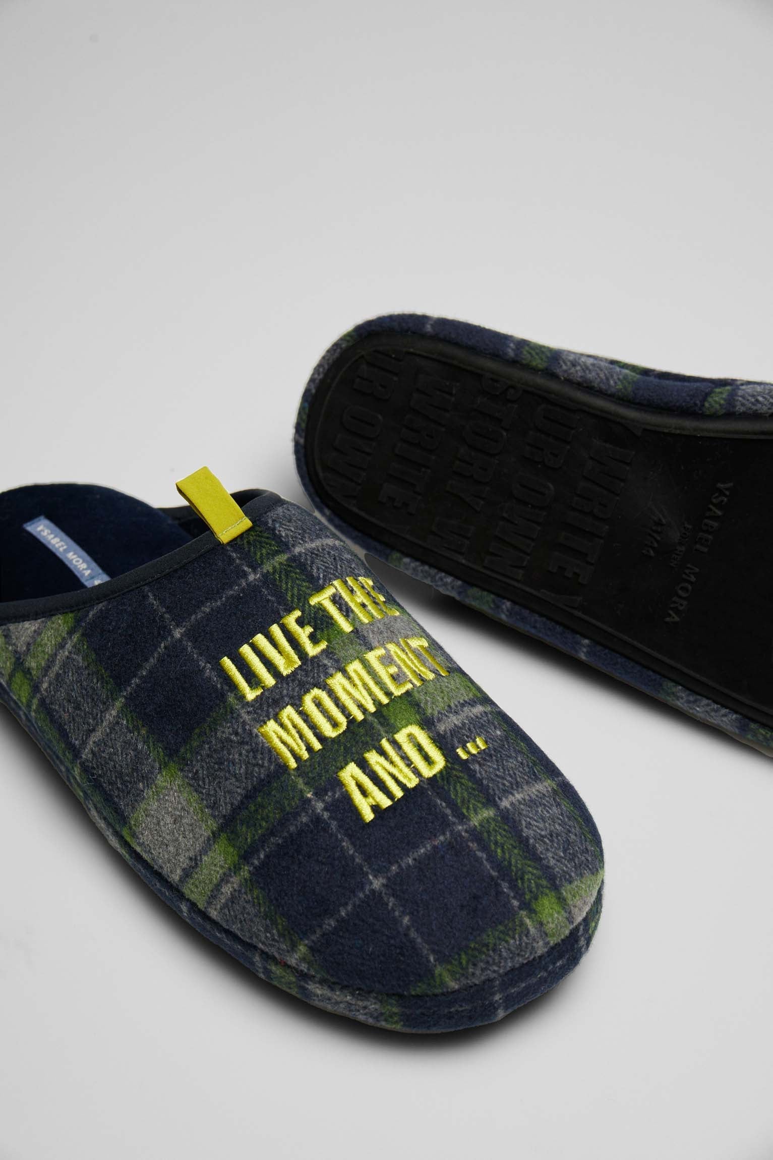 Live the moment house slippers