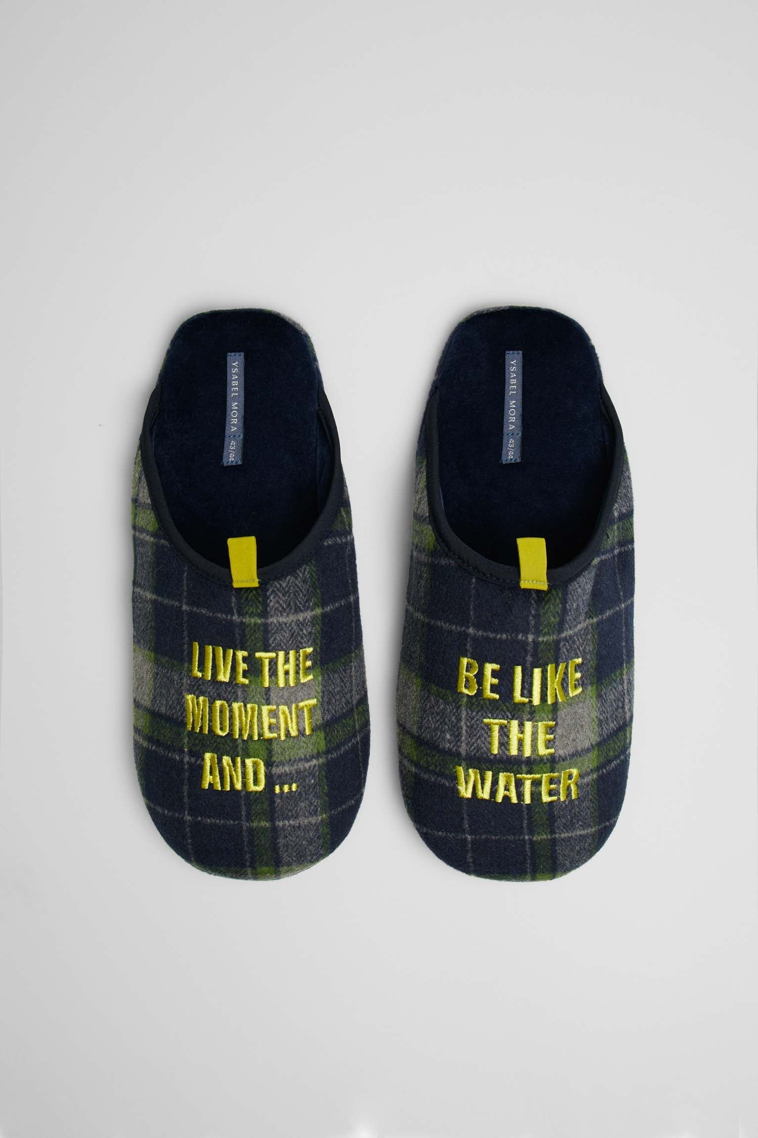 Live the moment house slippers