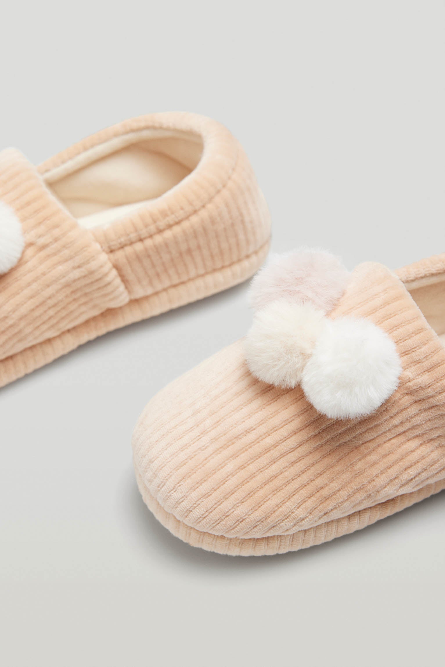 Pompom closed house slippers