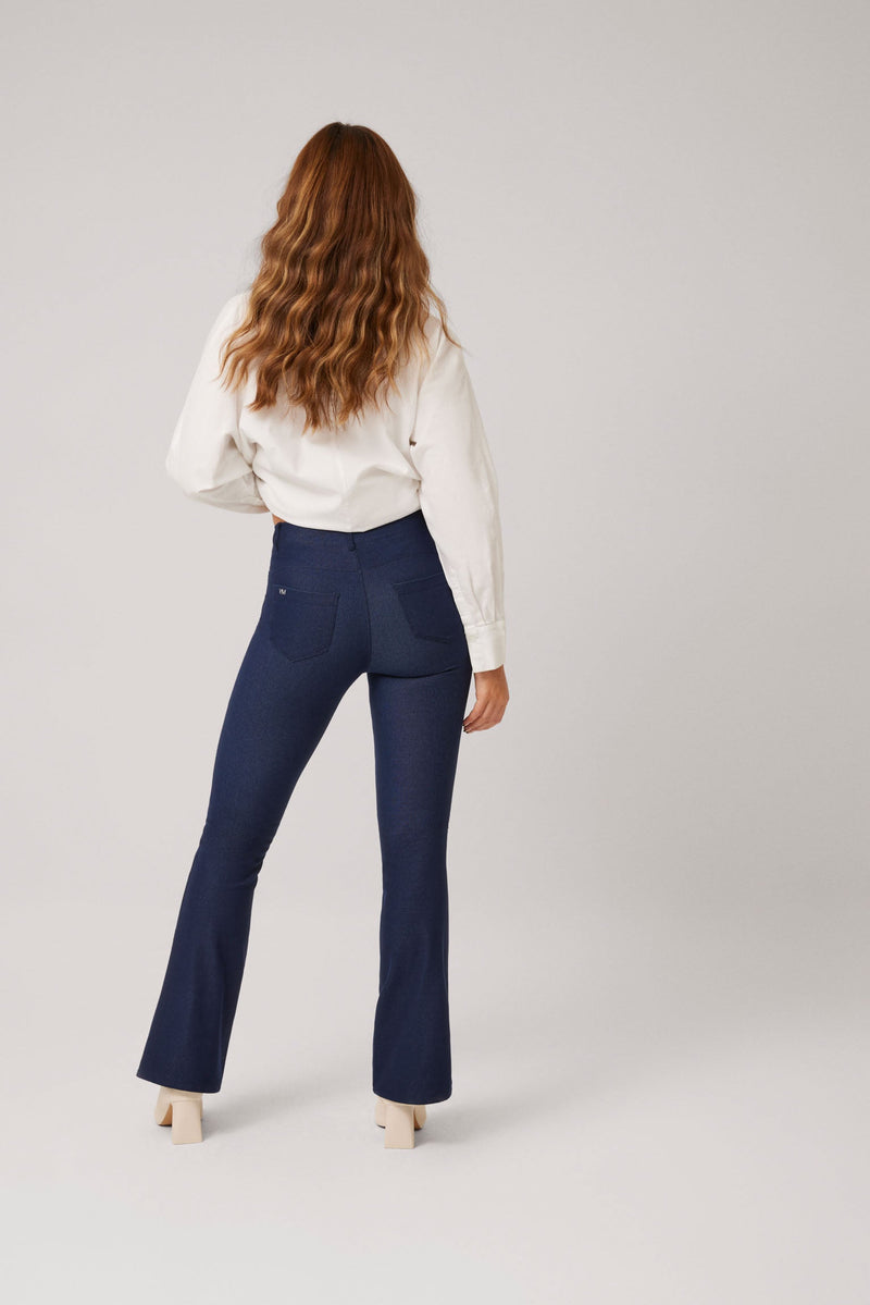 how to style flared jeans  Pantalon campana negro, Pantalones